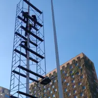 Andamios profesionales en uso - Servicios Urgentes